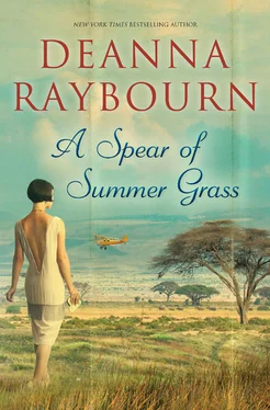 Deanna Raybourn A Spear of Summer Grass обложка книги