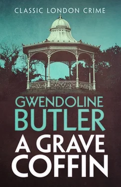 Gwendoline Butler A Grave Coffin обложка книги
