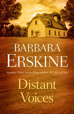 Barbara Erskine Distant Voices обложка книги