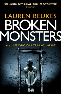 Lauren Beukes Broken Monsters обложка книги
