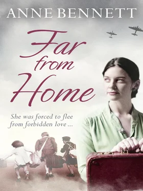 Anne Bennett Far From Home обложка книги