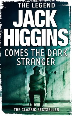 Jack Higgins Comes the Dark Stranger обложка книги