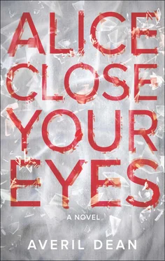 Averil Dean Alice Close Your Eyes обложка книги