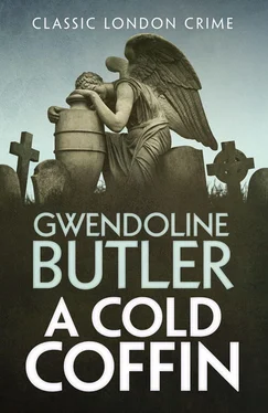 Gwendoline Butler A Cold Coffin обложка книги