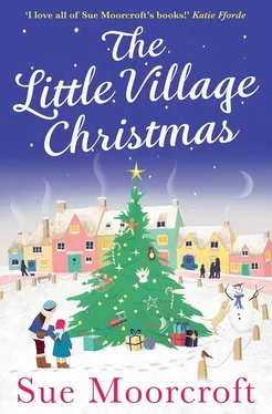 Sue Moorcroft The Little Village Christmas: The #1 Christmas bestseller returns with the most heartwarming romance of 2018 обложка книги