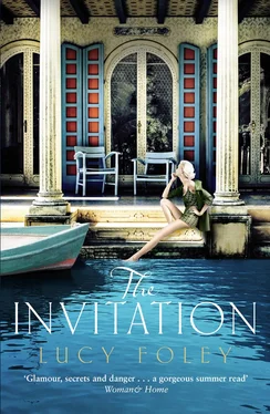 Lucy Foley The Invitation: Escape with this epic, page-turning summer holiday read обложка книги