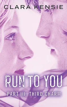 Clara Kensie Run to You Part Three: Third Charm обложка книги