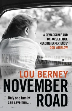 Lou Berney November Road обложка книги