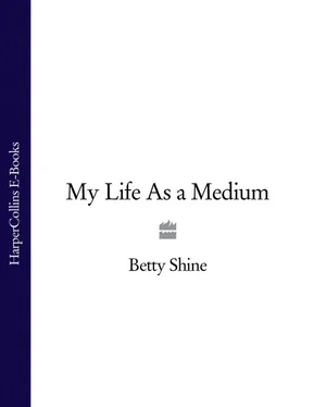 Betty Shine My Life As a Medium обложка книги