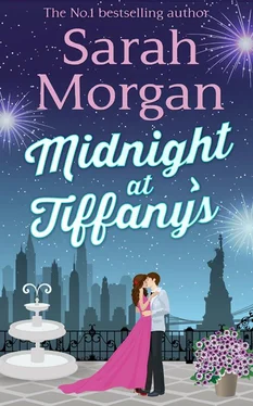 Sarah Morgan Midnight At Tiffany's обложка книги