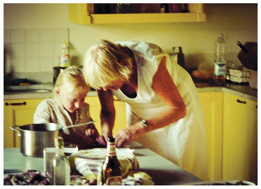 Rose teaching Alex how to peel tomatoes Italy 2004 Daisy David Rose and - фото 6