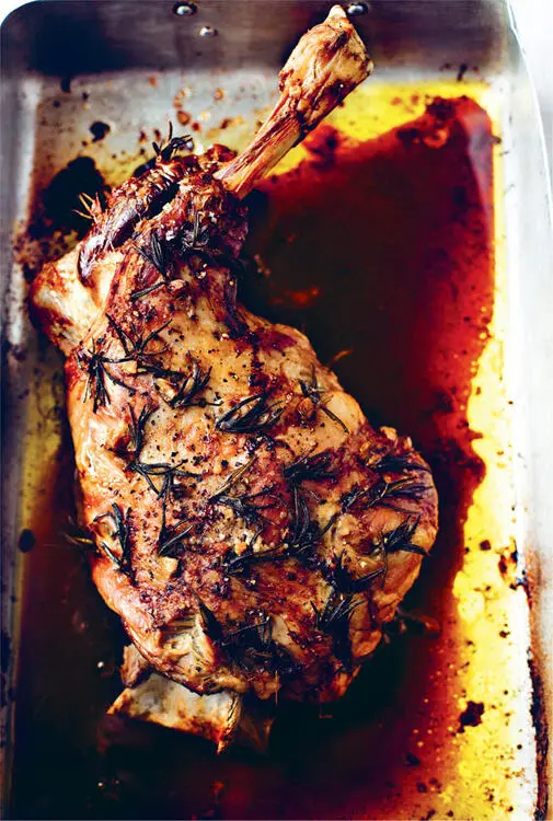 SLOWROASTED SHOULDER OF LAMB WITH PEAS AND BROAD BEANS The young new lamb is - фото 15