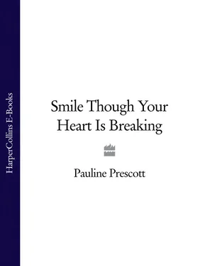 Pauline Prescott Smile Though Your Heart Is Breaking обложка книги