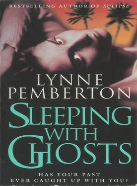 Lynne Pemberton Sleeping With Ghosts обложка книги