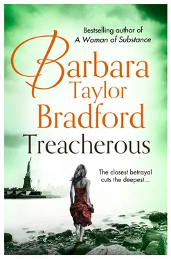 Barbara Taylor Bradford Treacherous обложка книги