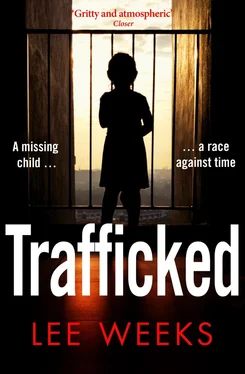 Lee Weeks Trafficked обложка книги