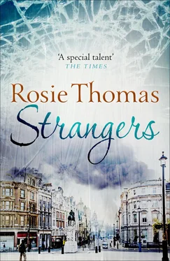 Rosie Thomas Strangers обложка книги