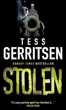 Tess Gerritsen Stolen обложка книги