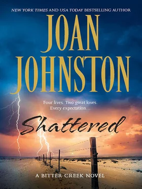 Joan Johnston Shattered обложка книги