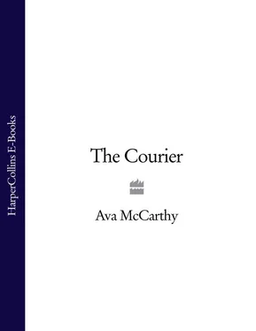 Ava McCarthy The Courier обложка книги