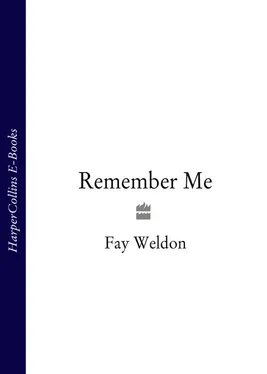 Fay Weldon Remember Me обложка книги