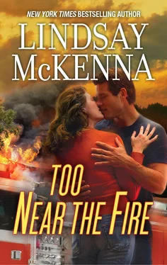 Lindsay McKenna Too Near The Fire обложка книги