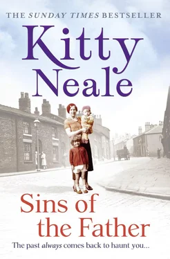 Kitty Neale Sins of the Father обложка книги
