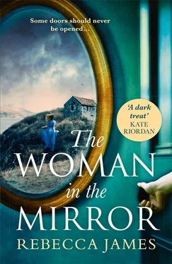 Rebecca James The Woman In The Mirror: A haunting gothic story of obsession, tinged with suspense обложка книги