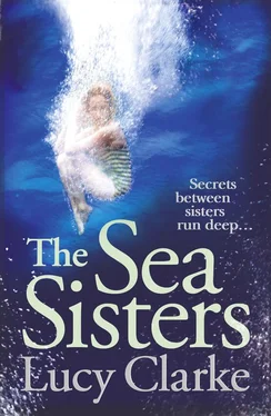 Lucy Clarke The Sea Sisters: Gripping - a twist filled thriller обложка книги