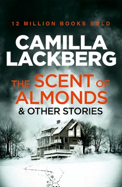 Camilla Lackberg The Scent of Almonds and Other Stories обложка книги
