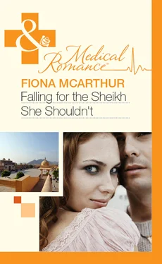 Fiona McArthur Falling for the Sheikh She Shouldn't обложка книги