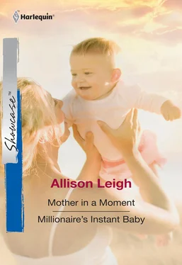 Allison Leigh Mother In A Moment: Mother In A Moment / Millionaire's Instant Baby обложка книги