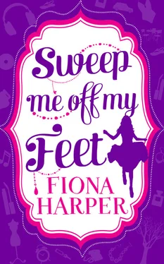 Fiona Harper Sweep Me Off My Feet: Swept Off Her Stilettos / Housekeeper's Happy-Ever-After обложка книги