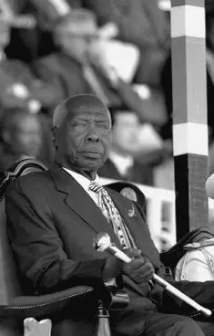 Kenyan president Daniel arap Moi became one of Africas longestreigning - фото 2