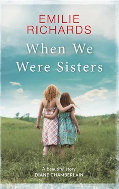 Emilie Richards When We Were Sisters: An unputdownable book club read about that bonds that can bind or break a family обложка книги