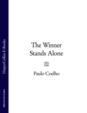 Paulo Coelho The Winner Stands Alone обложка книги