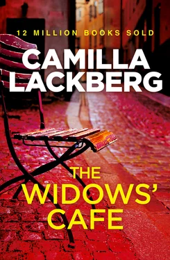 Camilla Lackberg The Widows’ Cafe: A Short Story обложка книги