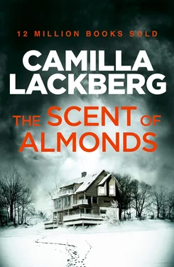 Camilla Lackberg The Scent of Almonds: A Novella обложка книги