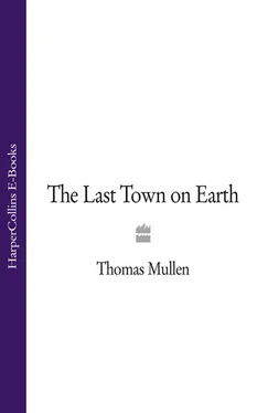 Thomas Mullen The Last Town on Earth обложка книги