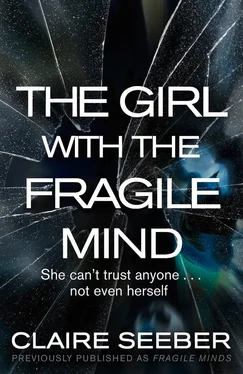 Claire Seeber The Girl with the Fragile Mind обложка книги