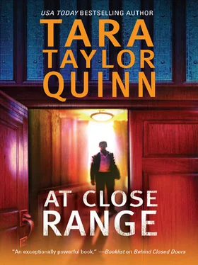 Tara Quinn At Close Range обложка книги