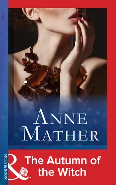 Anne Mather The Autumn Of The Witch обложка книги
