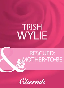 Trish Wylie Rescued: Mother-To-Be обложка книги
