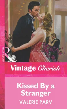 Valerie Parv Kissed By a Stranger обложка книги