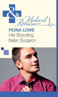 Fiona Lowe Her Brooding Italian Surgeon обложка книги