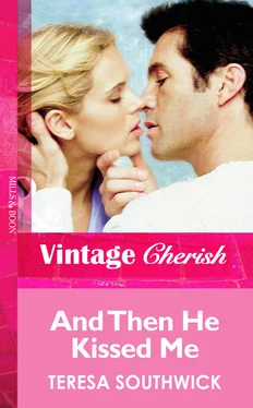 Teresa Southwick And Then He Kissed Me обложка книги