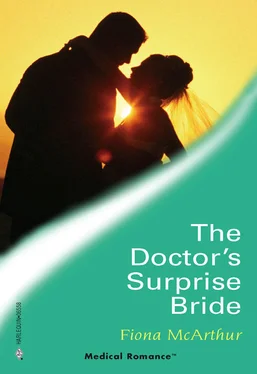 Fiona McArthur The Doctor's Surprise Bride обложка книги