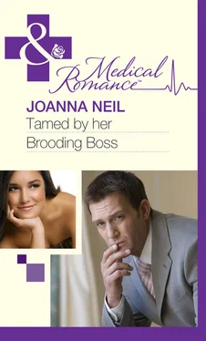 Joanna Neil Tamed by her Brooding Boss обложка книги