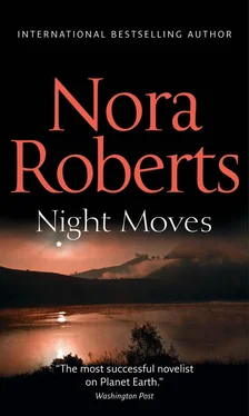 Nora Roberts Night Moves: the classic story from the queen of romance that you won’t be able to put down обложка книги