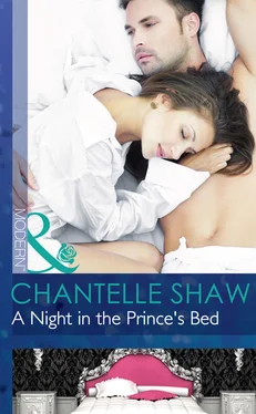 Chantelle Shaw A Night in the Prince's Bed обложка книги